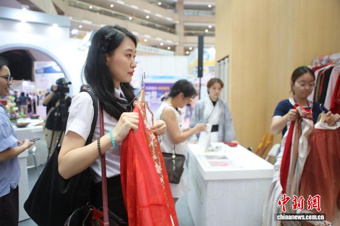 盛煌娱乐官方：大陆文创亮相台北夏季旅展 邀民众“跟着文物、美食去旅行”